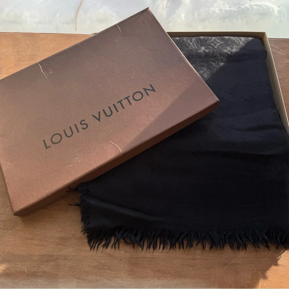 Louis Vuitton Elegant Black Wrap - Picture 1 of 10
